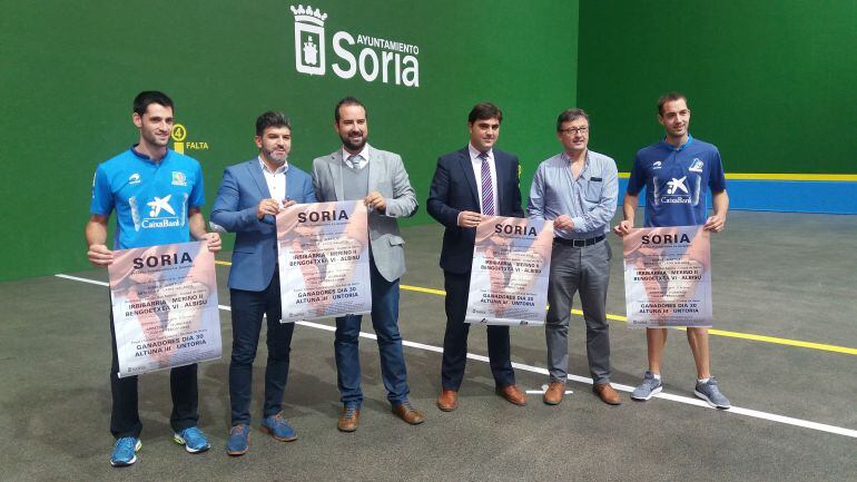 El concejal de Deportes del Ayuntamiento de Soria, los Representantes de Aspe y Asegarce y de La Caixa y los pelotaris Albisu y Merino II.