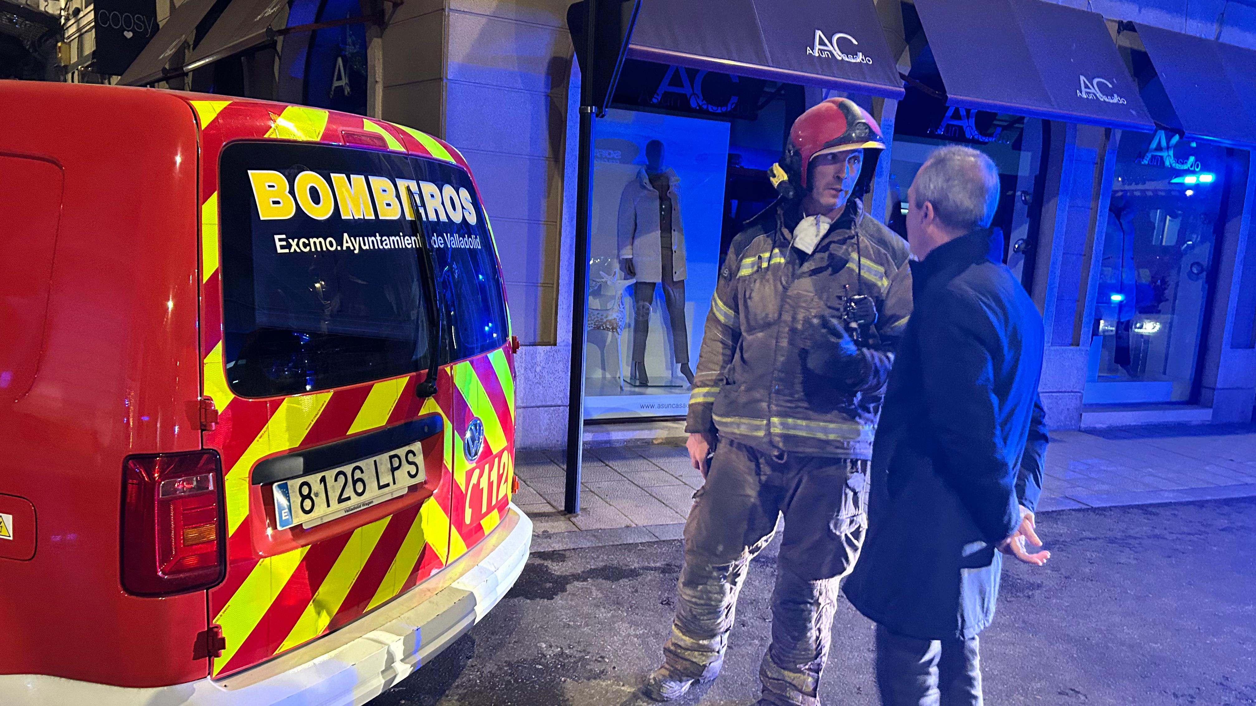 Zarandona visita el Teatro Lope de Vega en plenas laboras de extinción