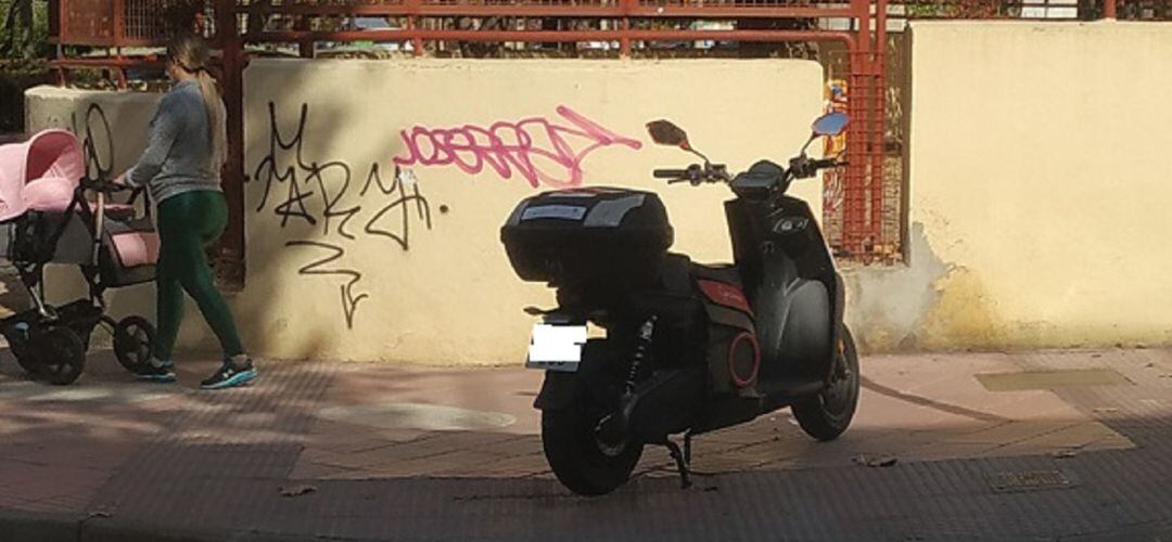 Moto mal aparcada