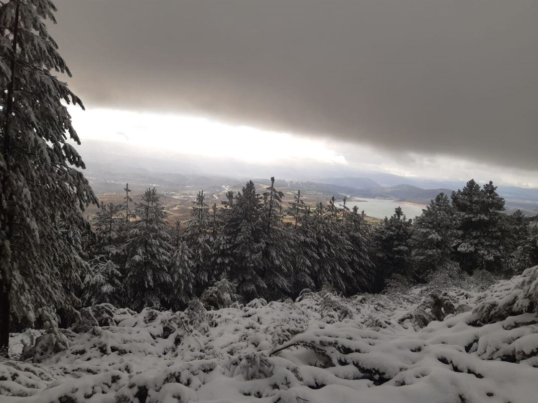 La vista desde detrás de la Peña de Congosto permite ver el contraste entre el pantano y la nieve de las cotas más altas 