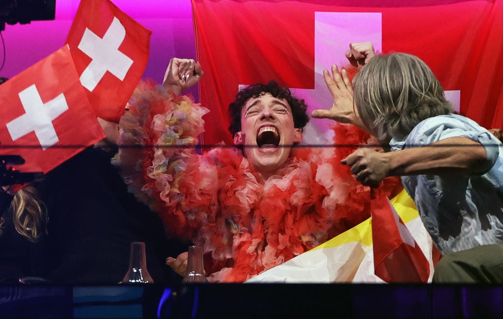 Momento en el que Nemo, representante de Suiza, conocía la noticia de su triunfo en el Festival de Eurovisión 2024 gracias al tema &#039;The Code&#039;.