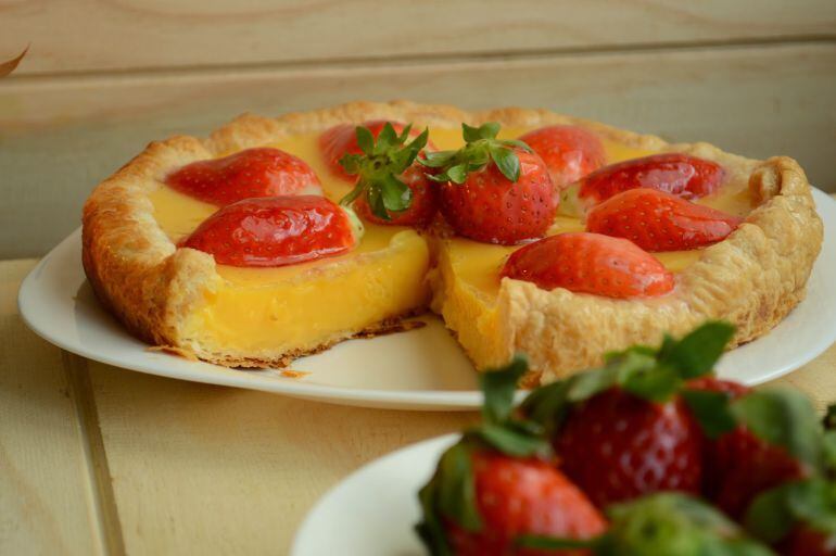 Tarta de crema y fresas.