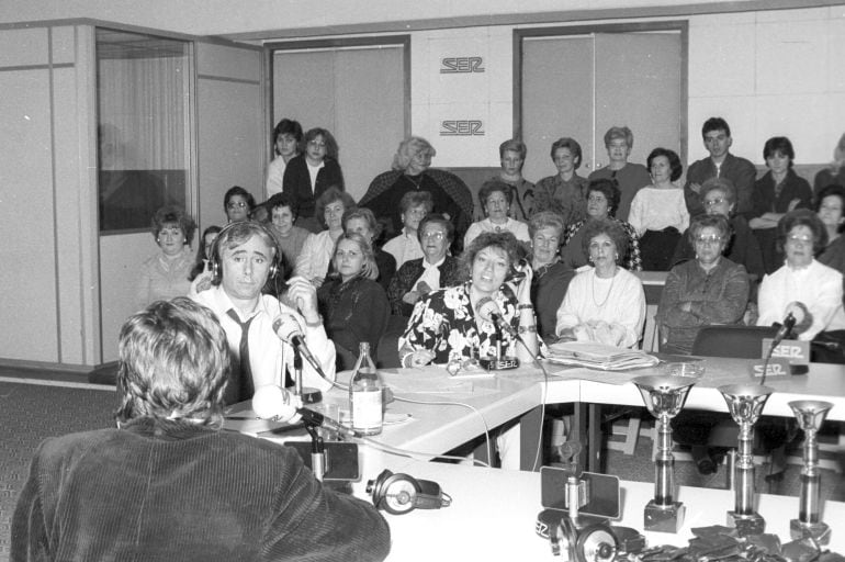 Final de un concurso de canto celebrado en el programa &quot;Mediodía Cadena SER&quot;, presentado por Andrés Caparrós.