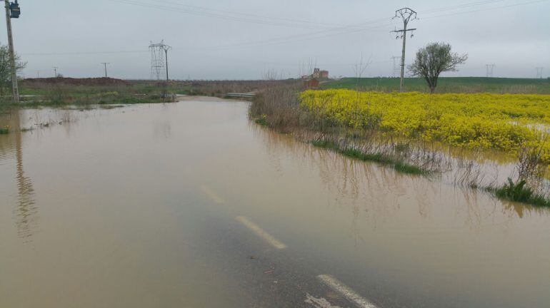 El Cea ha inundado varias carreteras en Valderas