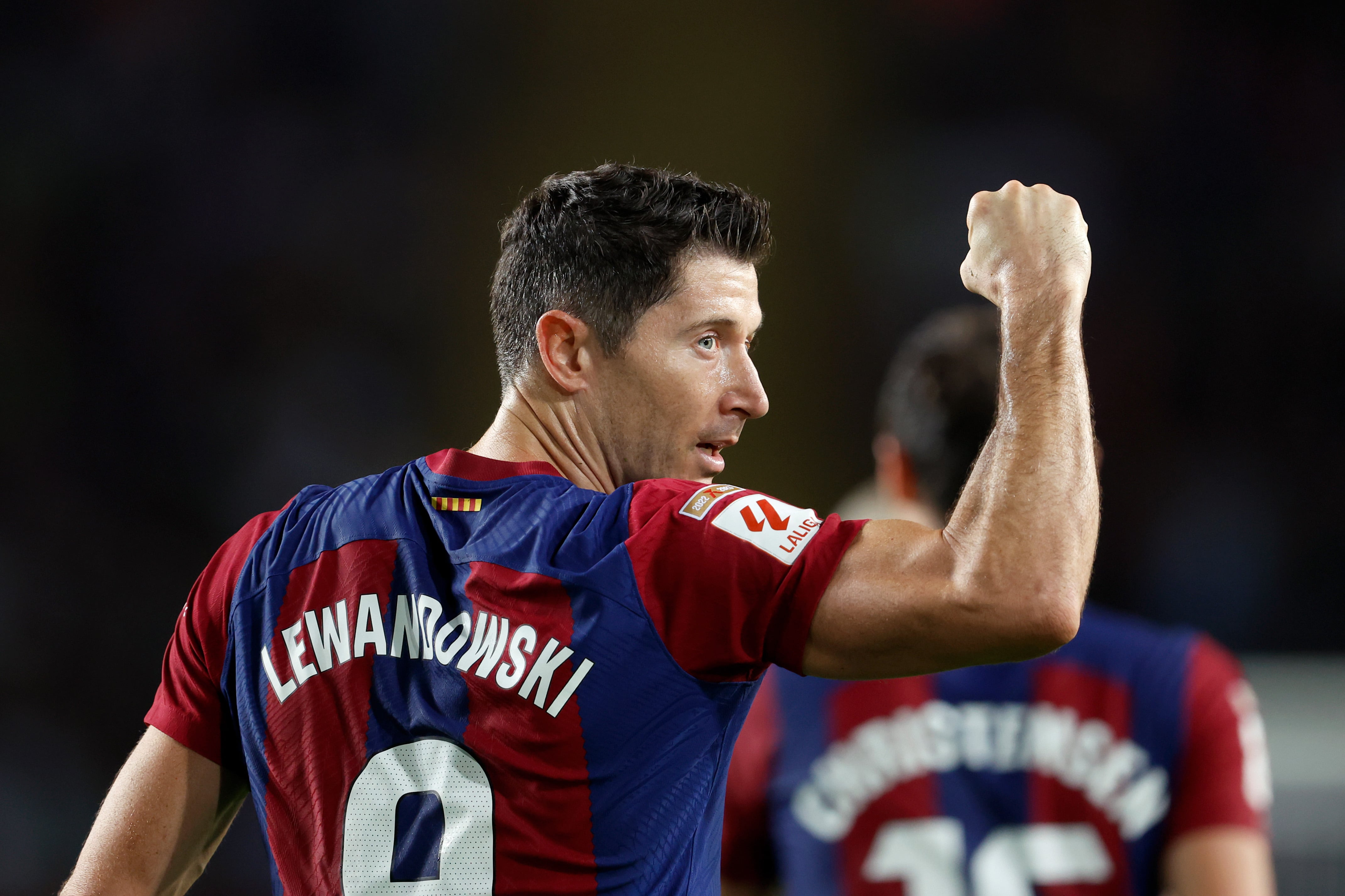 Robert Lewandowski durante un encuentro ante el Real Betis de LaLiga EA Sports.