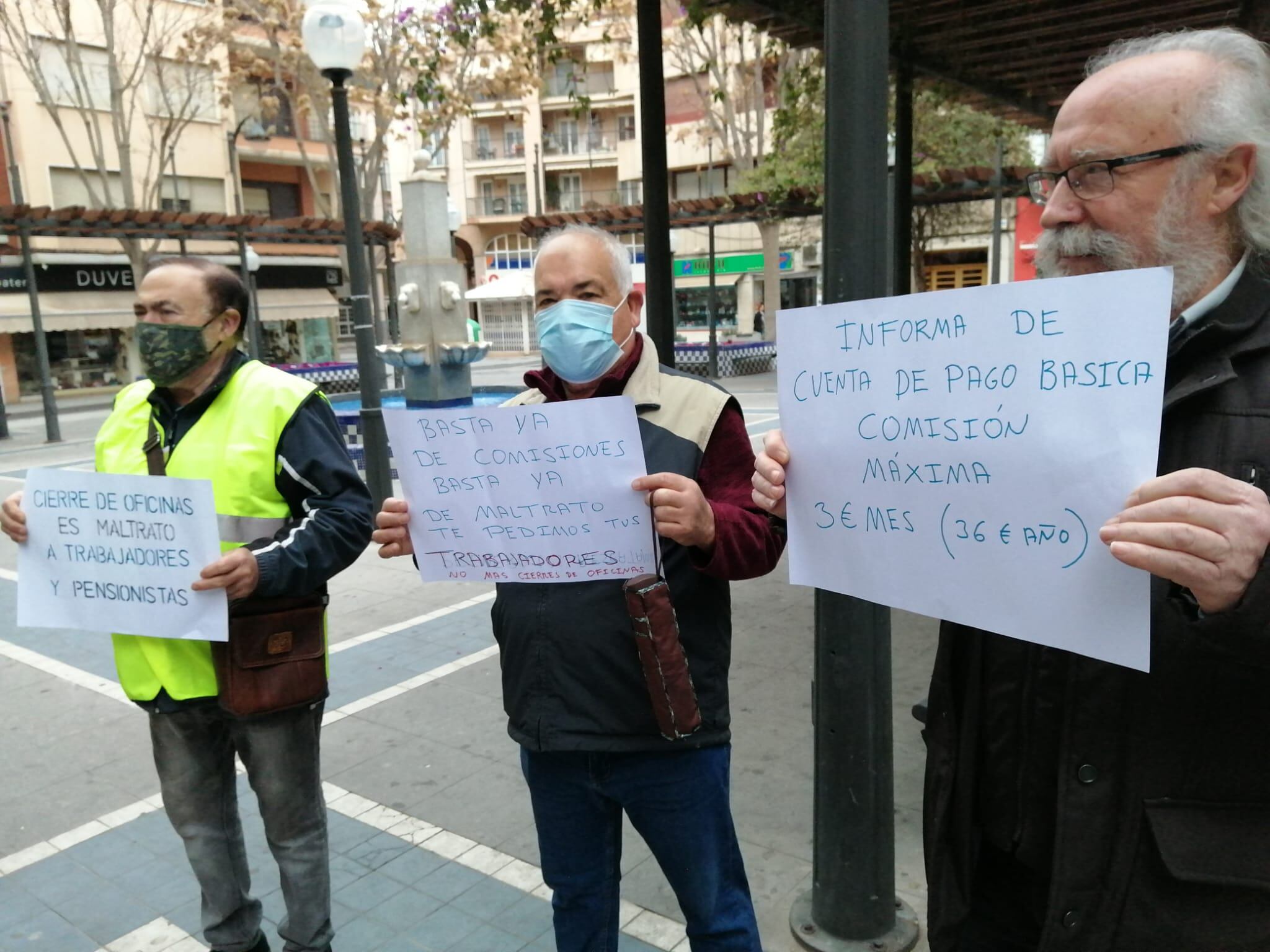 Protesta de la Plataforma por la Defensa de las Pensiones Dignas contra el trato de la banca en Elda