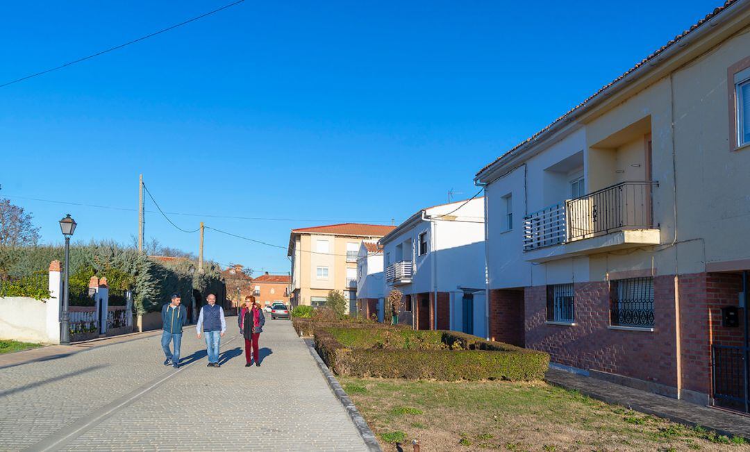 Visita del equipo de Gobierno del Ayuntamiento de Grijota (Palencia), el alcalde en el centro, a la zona que beneficiará el nuevo colector