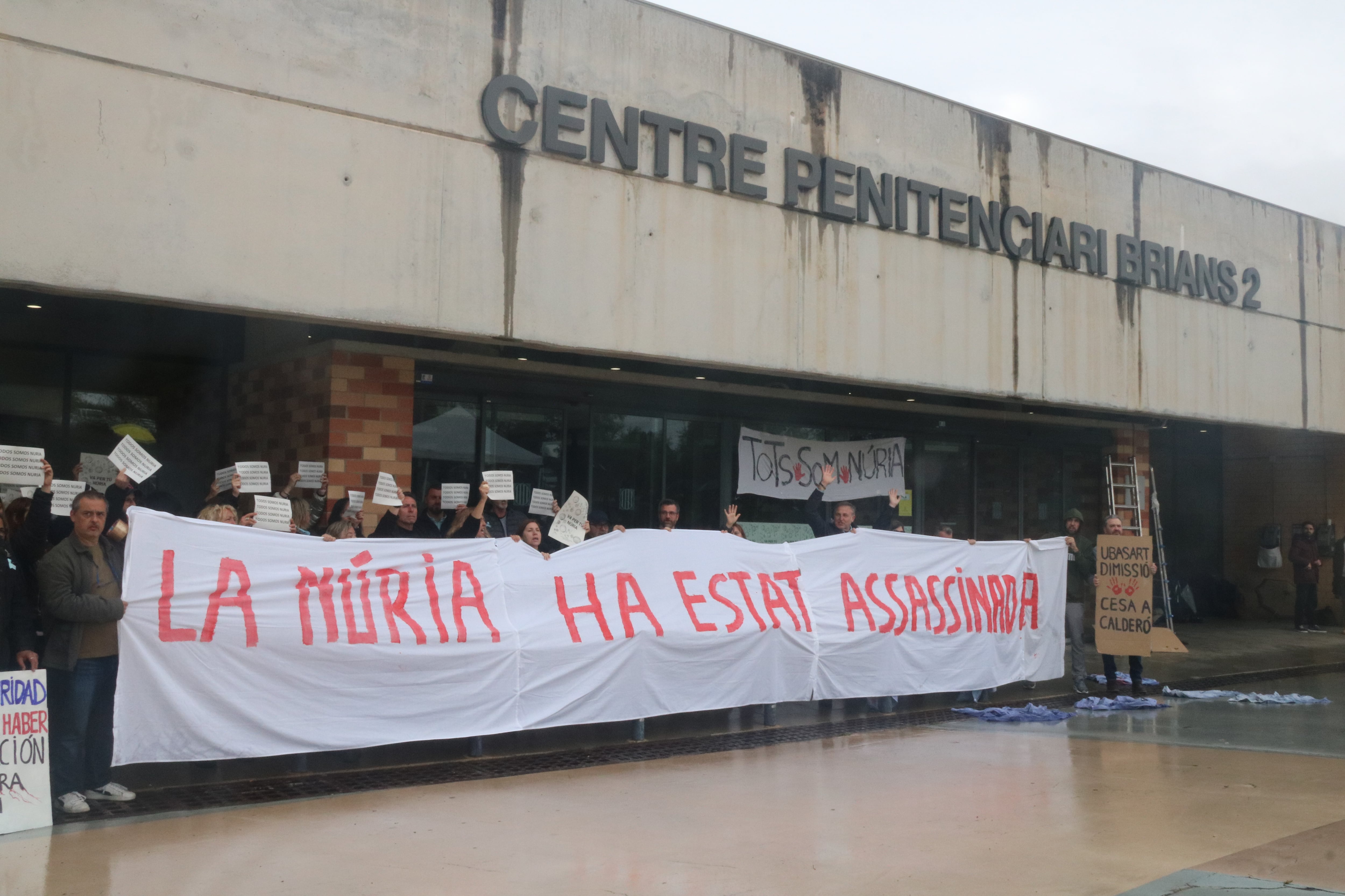 Funcionaris de presons es manifesten a Brians 2 contra l’assassinat de la cuinera de Mas d’Enric