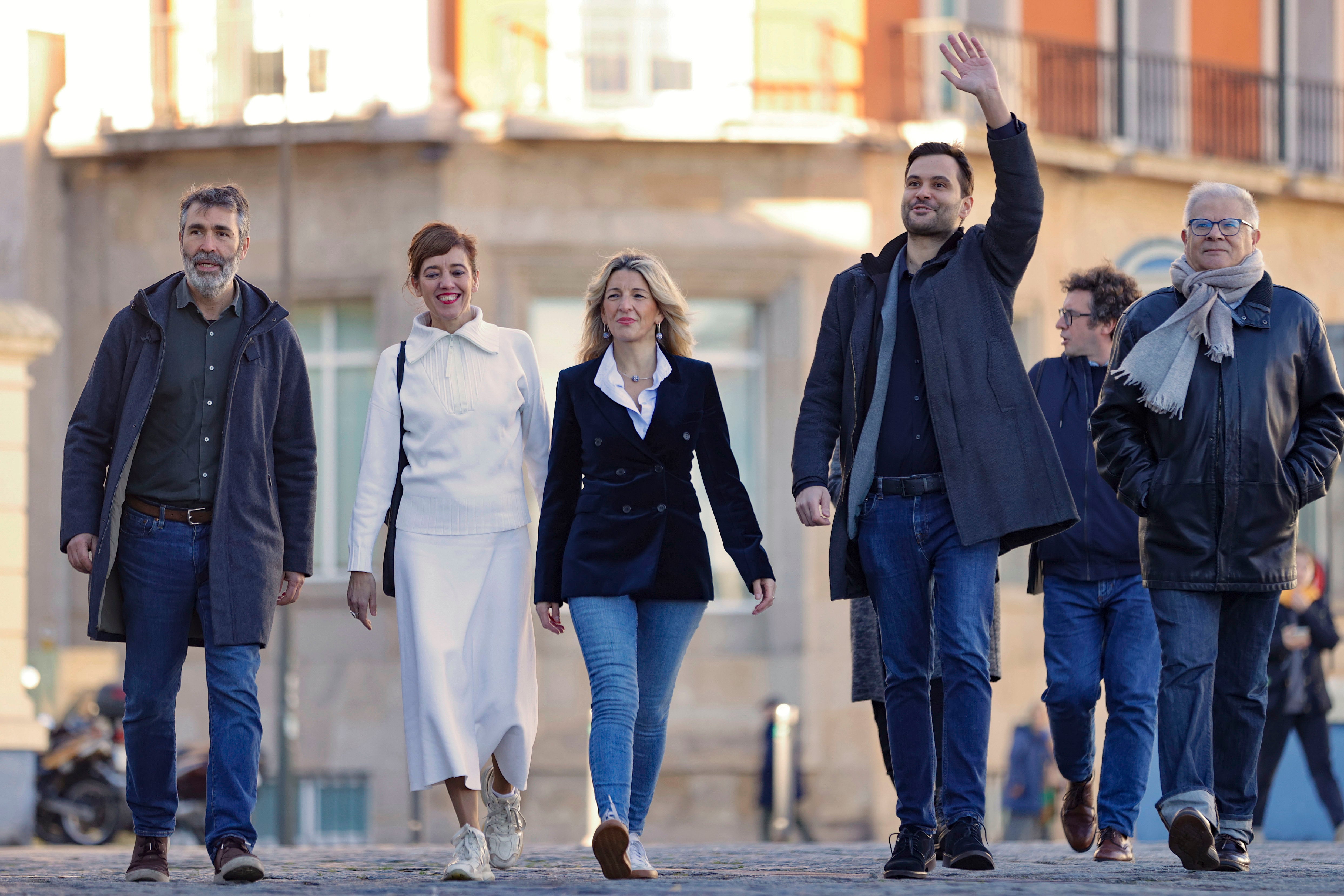 GRAF3370. A CORUÑA, 16/12/2023.- La vicepresidenta segunda del Gobierno, Yolanda Díaz (c), durante la presentación de Sumar Galicia, formación con la que pretende presentarse a las elecciones autonómicas gallegas. El evento, celebrado este sábado en A Coruña, ha contado con la participación del portavoz de Sumar Galicia, Paulo Carlos (2d), la portavoz del partido en el Congreso, Marta Lois (2i) o el exdiputado socialista, Juan Díaz Villoslada (i). EFE/Cabalar
