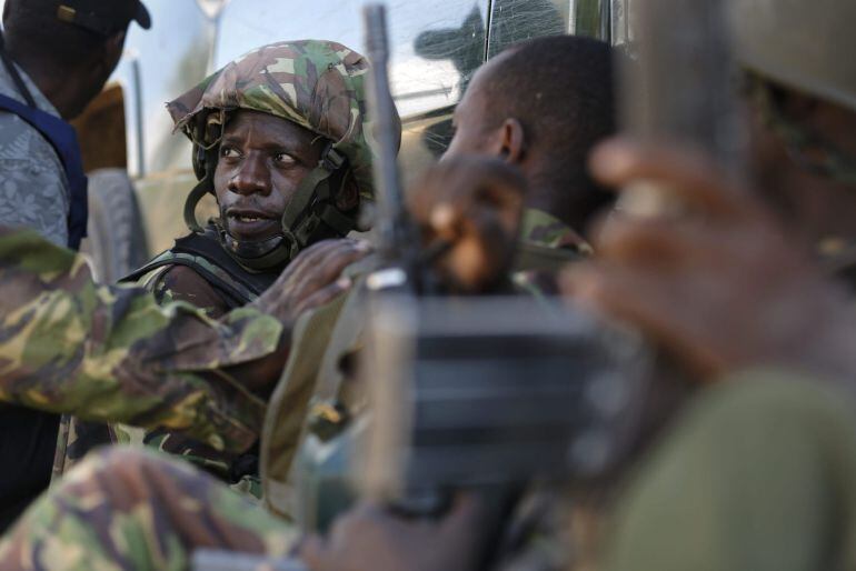 DAI05 GARISSA (KENIA) 02/04/2015.- Soldados de las Fuerzas de Defensa de Kenia toman posiciones durante el tiroteo en la Universidad de Garissa, en el este de Kenia, donde al menos 15 personas han muerto y otras 65 han resultado heridas en un ataque con r