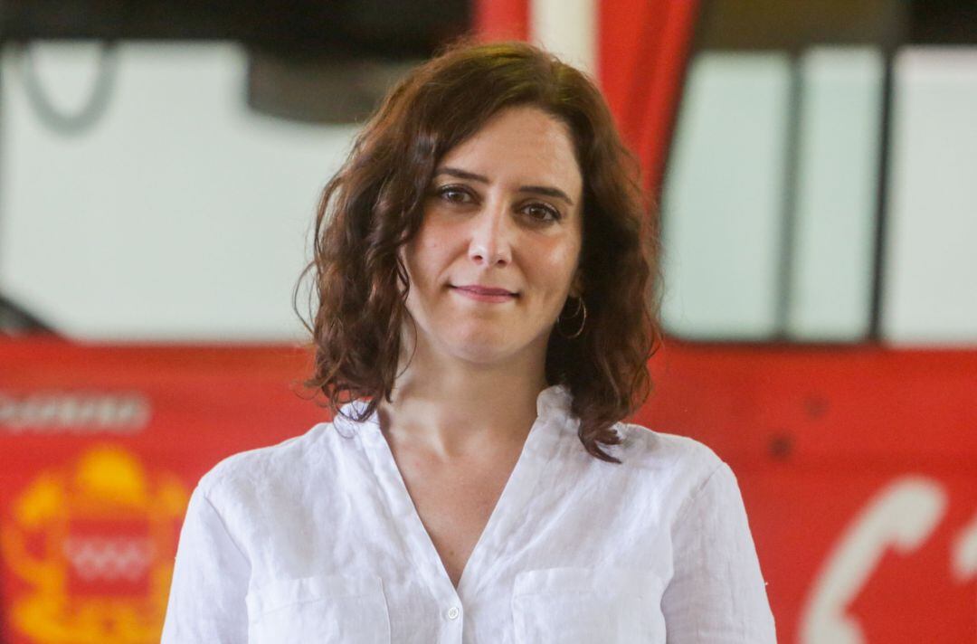 La presidenta de la Comunidad, Isabel Díaz Ayuso, durante el acto de la firma de un convenio de colaboración para reforzar la cooperación entre las tres administraciones en la extinción de incendios en el Parque de Bomberos de San Martín de Valdeiglesias, Madrid (España), a 26 de junio de 2020.