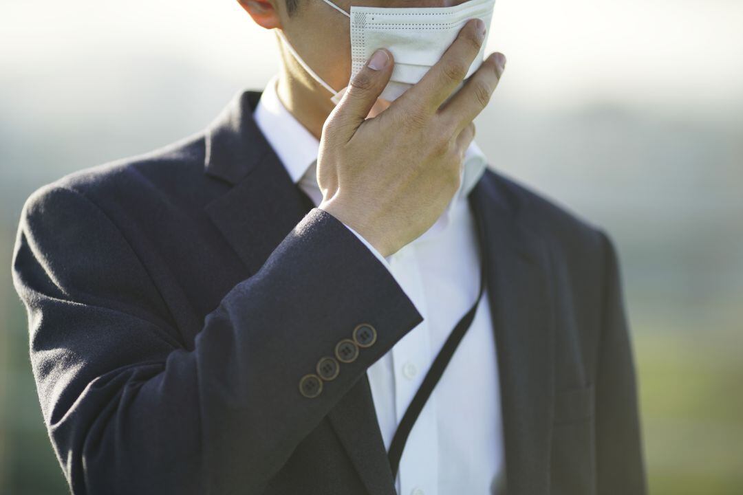 Un hombre se protege del coronavirus con una mascarilla