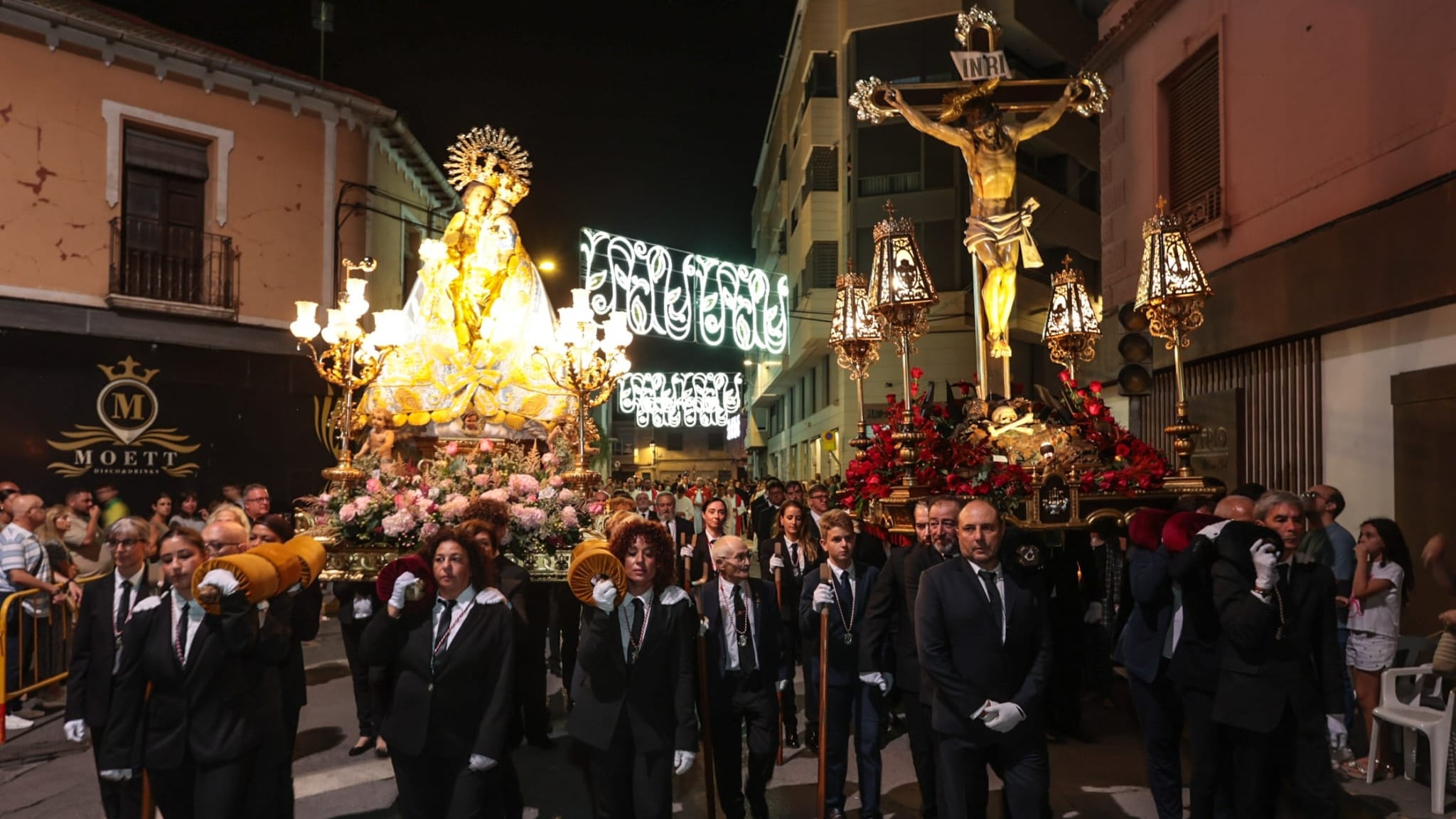 Las imágenes de los Santos Patronos recorrieron juntas las calles de Elda