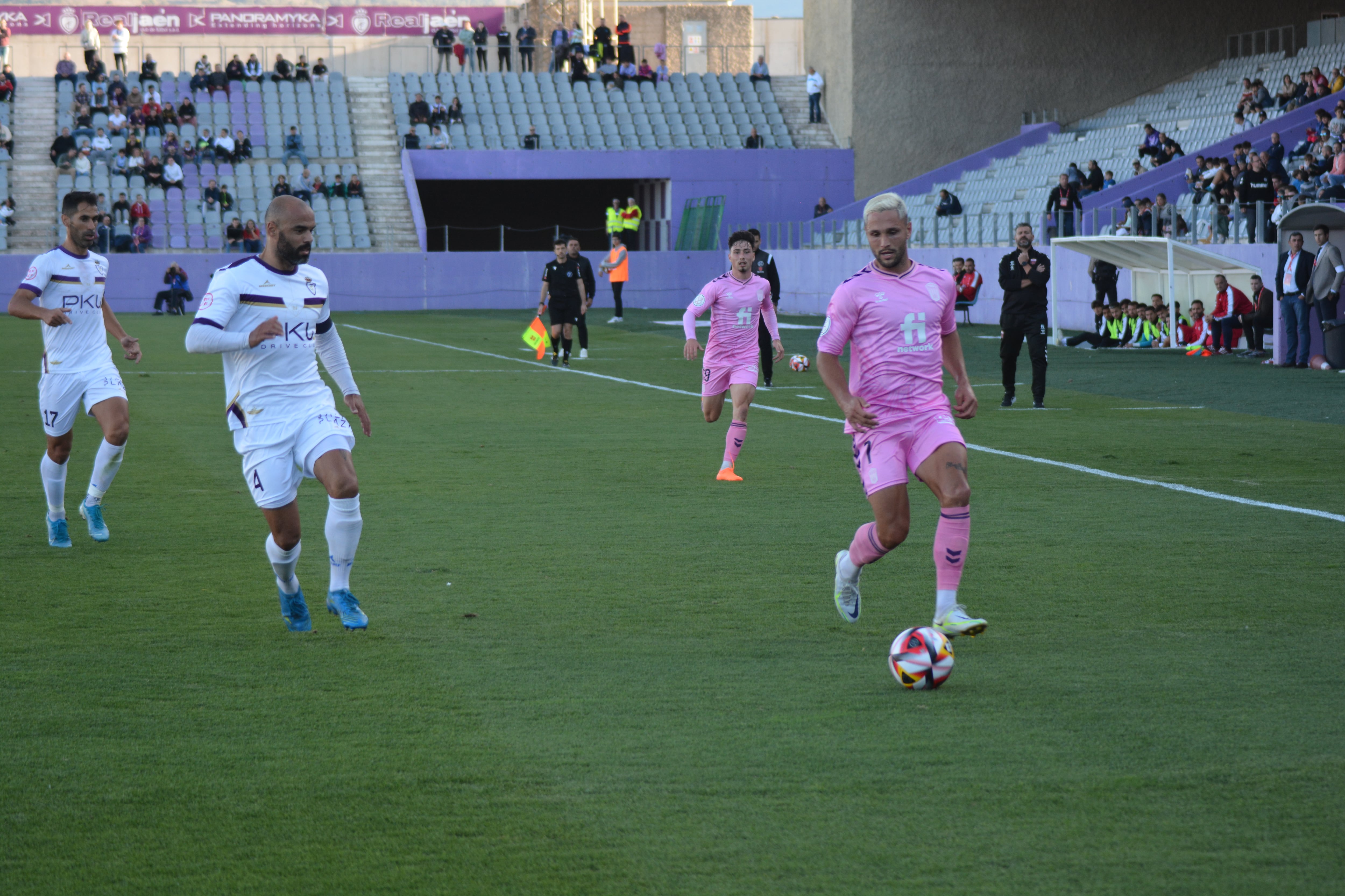 Espín jugador del Real Jaén y uno de los destacado del partido persigue a un futbolista del Eldense