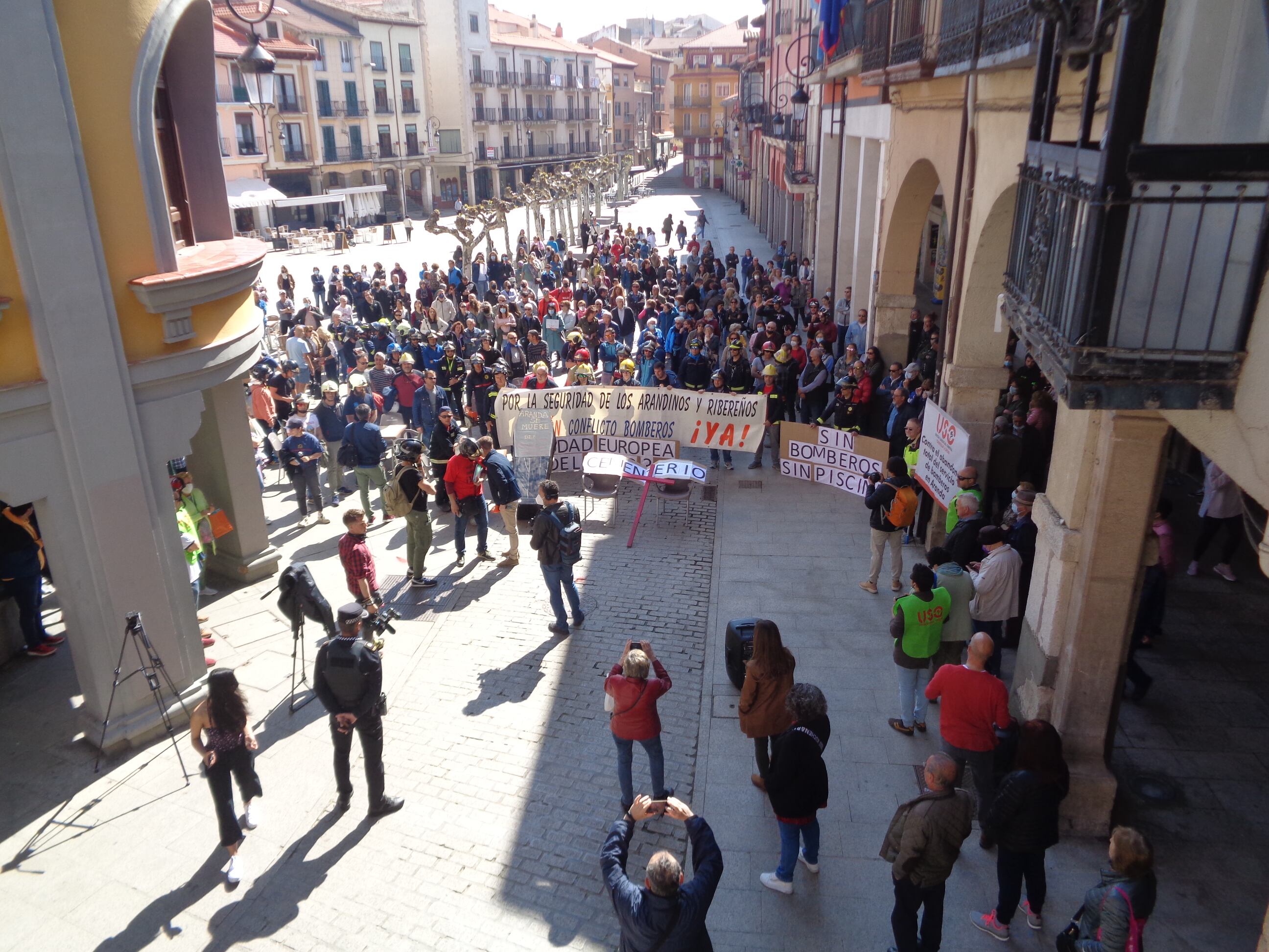 Imagen de una de las últimas concentraciones de los bomberos de Aranda frente al Ayuntamiento