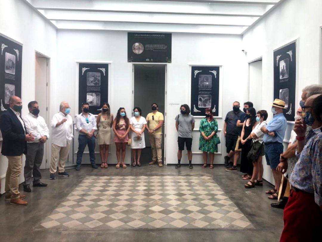 Momento de la inauguración en la Casa Cerdá y Rico, con el diputado, José Luis HIdalgo, y el alcalde, Francisco Javier Justicia, primero y segundo por la izquierda