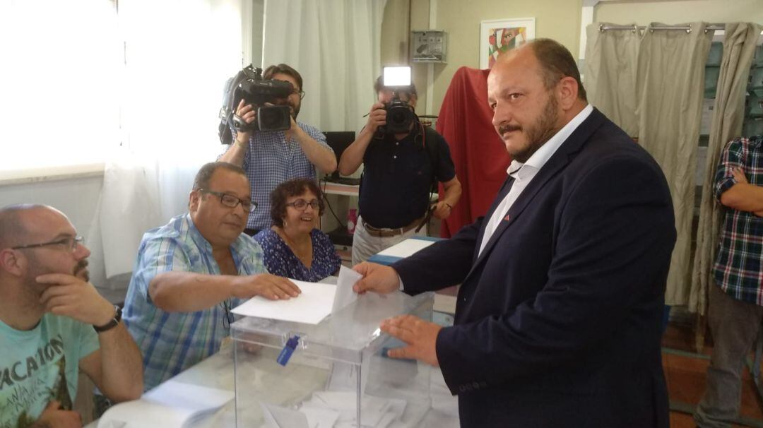 Raúl Ruiz-Berdejo, candidato de Adelante Jerez, ejerciendo su derecho al voto este domingo