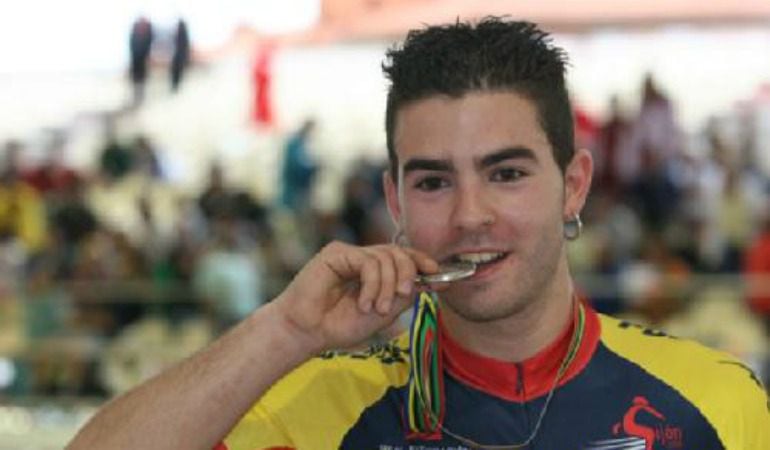 Patxi Peula con la medalla de oro en el Mundial de Patinaje Velocidad