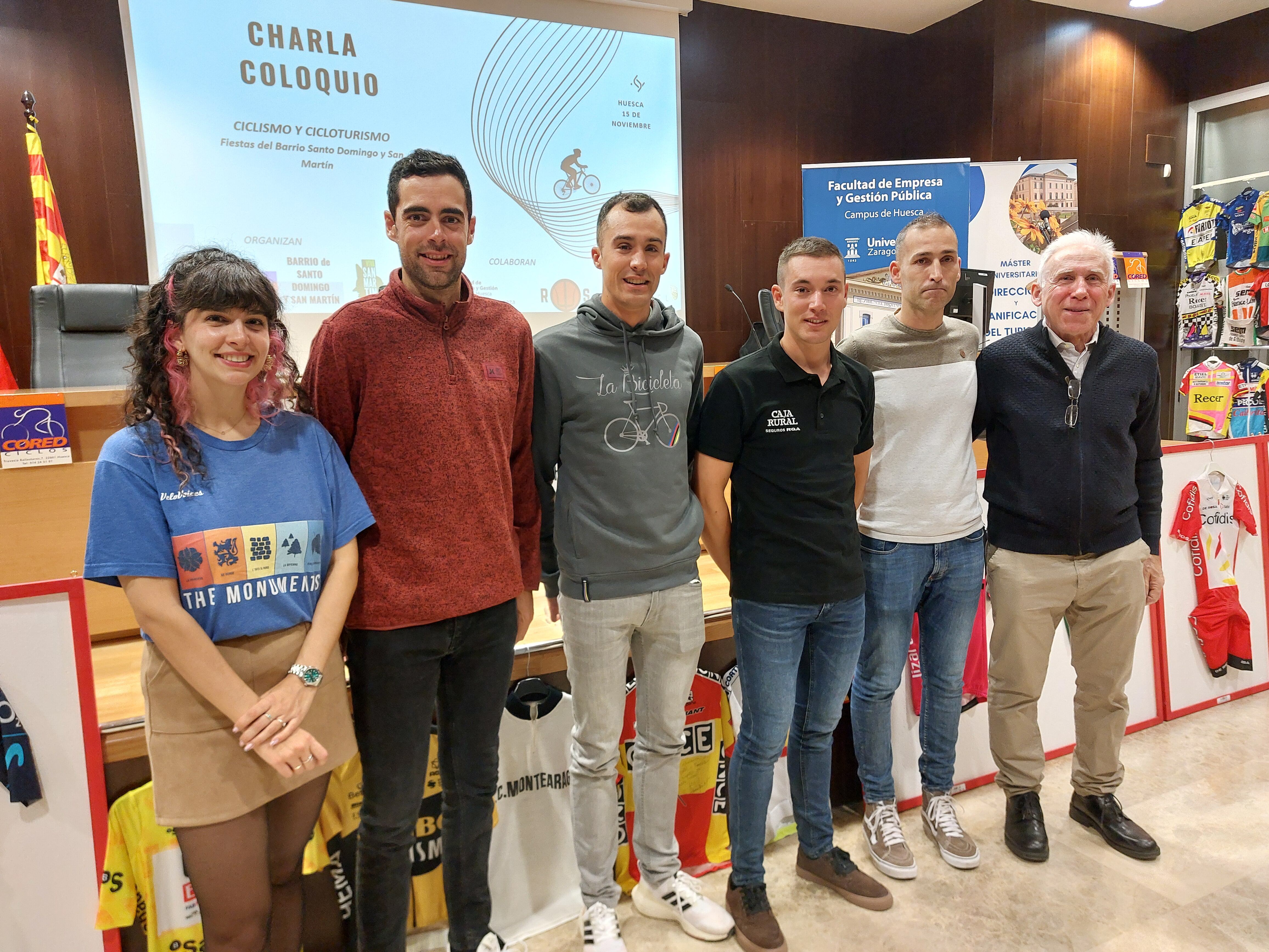 Participantes en la charla de ciclismo del Barrio de San Martín