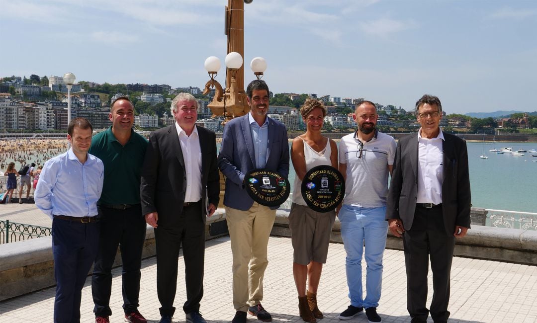 Patrocinadores y organizadores posan en la presentación de la Clásica