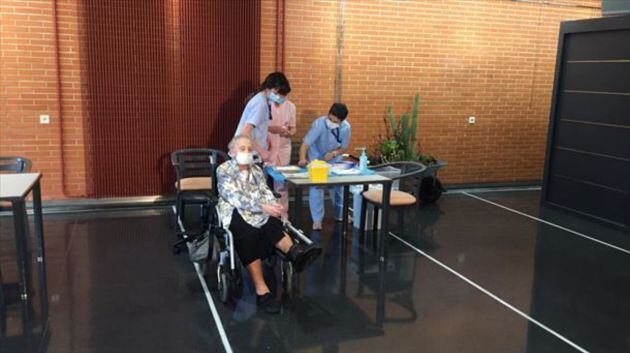 Consuelo Landa, de 91 años, ha sido la primera persona en recibir la vacuna en la residencia Ajuria de Vitoria-Gasteiz, y de Álava.