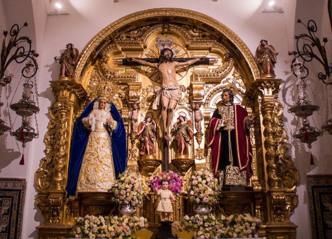 Los titulares de la Hermandad de La Exaltación en su capilla del remozado templo de Santa Catalina