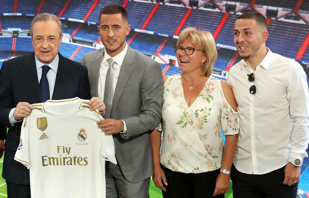 Kylian Hazard, último por la derecha, en la presentación de su hermano Eden con el Real Madrid