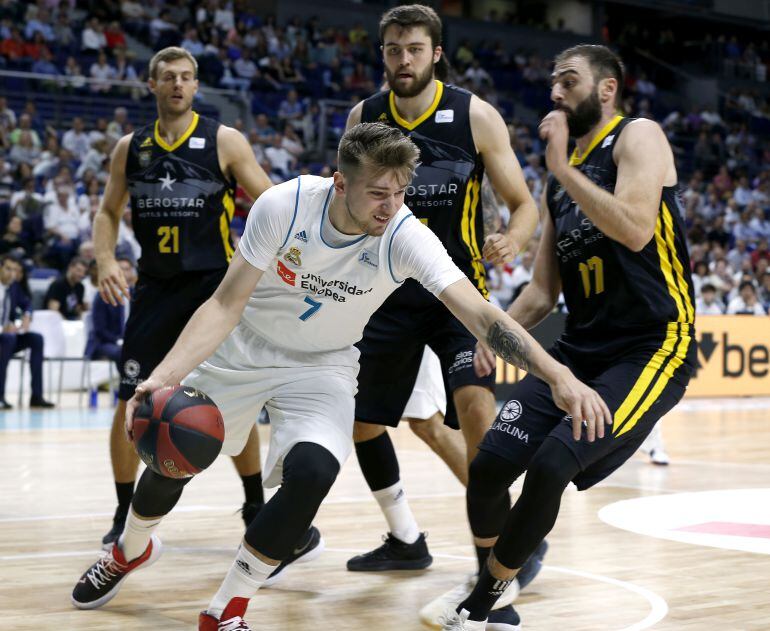 Doncic trata de superar a Vasileiadis 