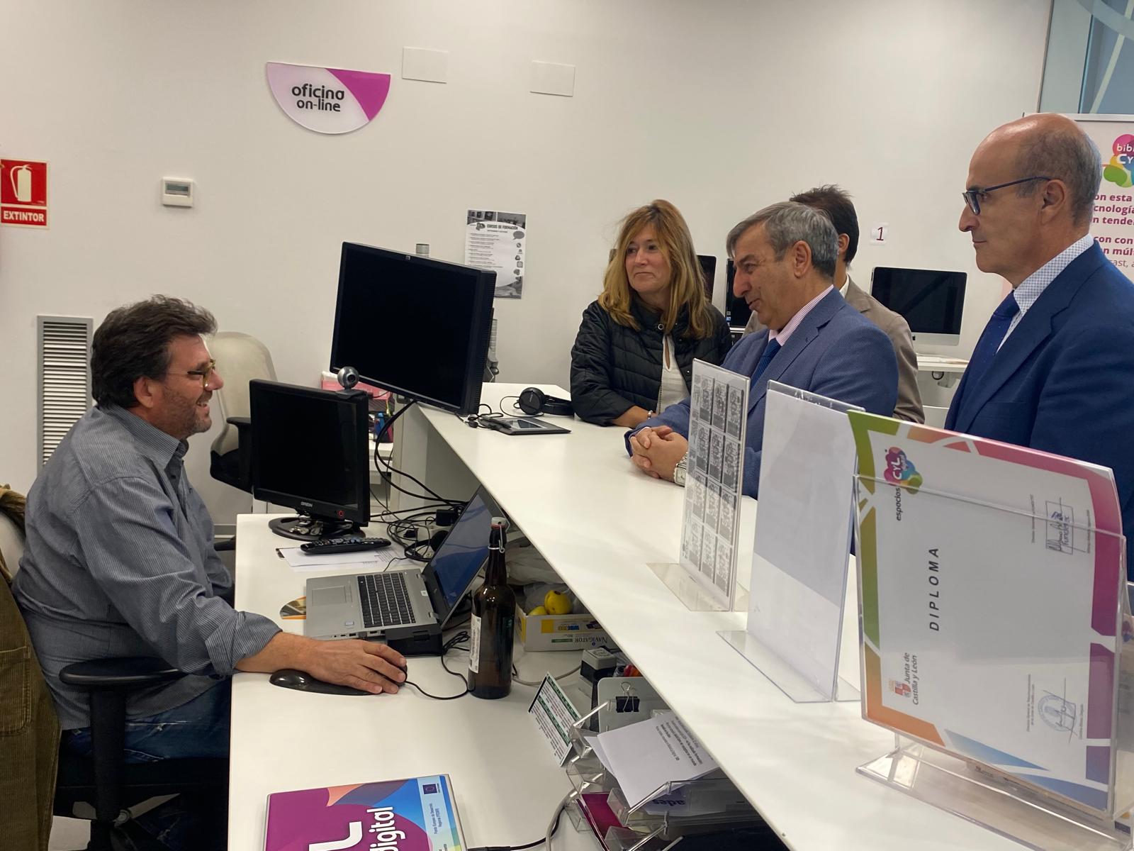 El consejero de movilidad, José Luis Sanz Merino, en su visita al Espacio CyL Digital de Zamora