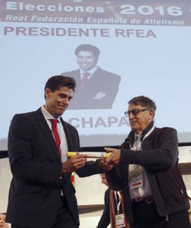 Raúl Chapado recibe el testigo de manos del anterior presidente, José María Odriozola