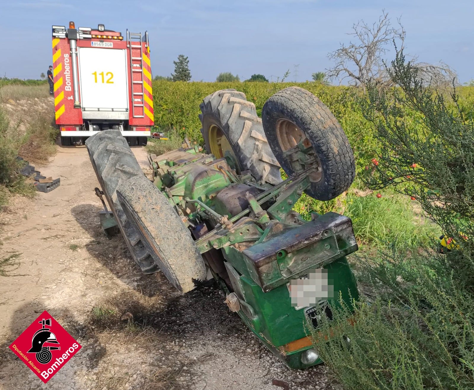 Tractor agrícola volcado en Albatera