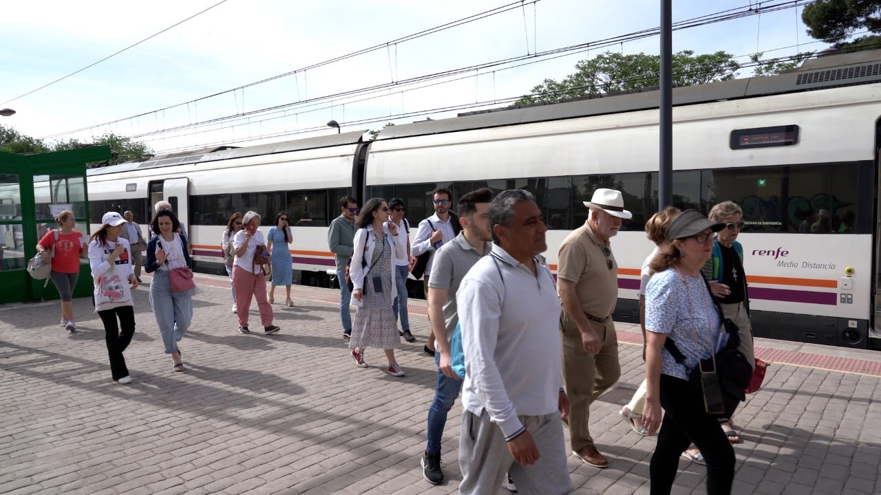 Primeros pasajeros procedentes del Tren de los Molinos