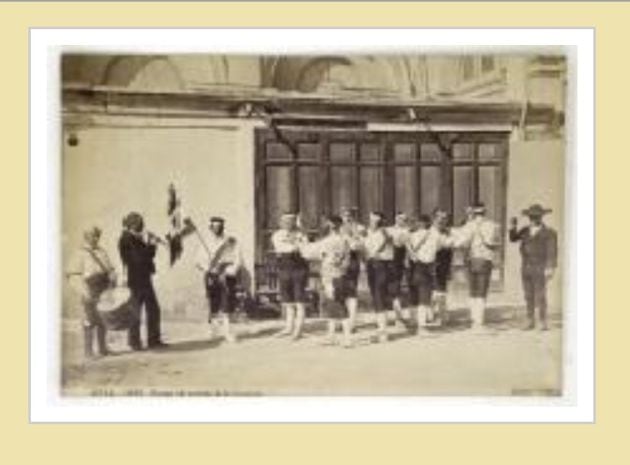 Grupo de hombres posando para el fotógrafo, con motivo de la celebración de la boda del rey Alfonso XII con su prima María de las Mercedes, entre los días 23 y 27 de enero de 1878