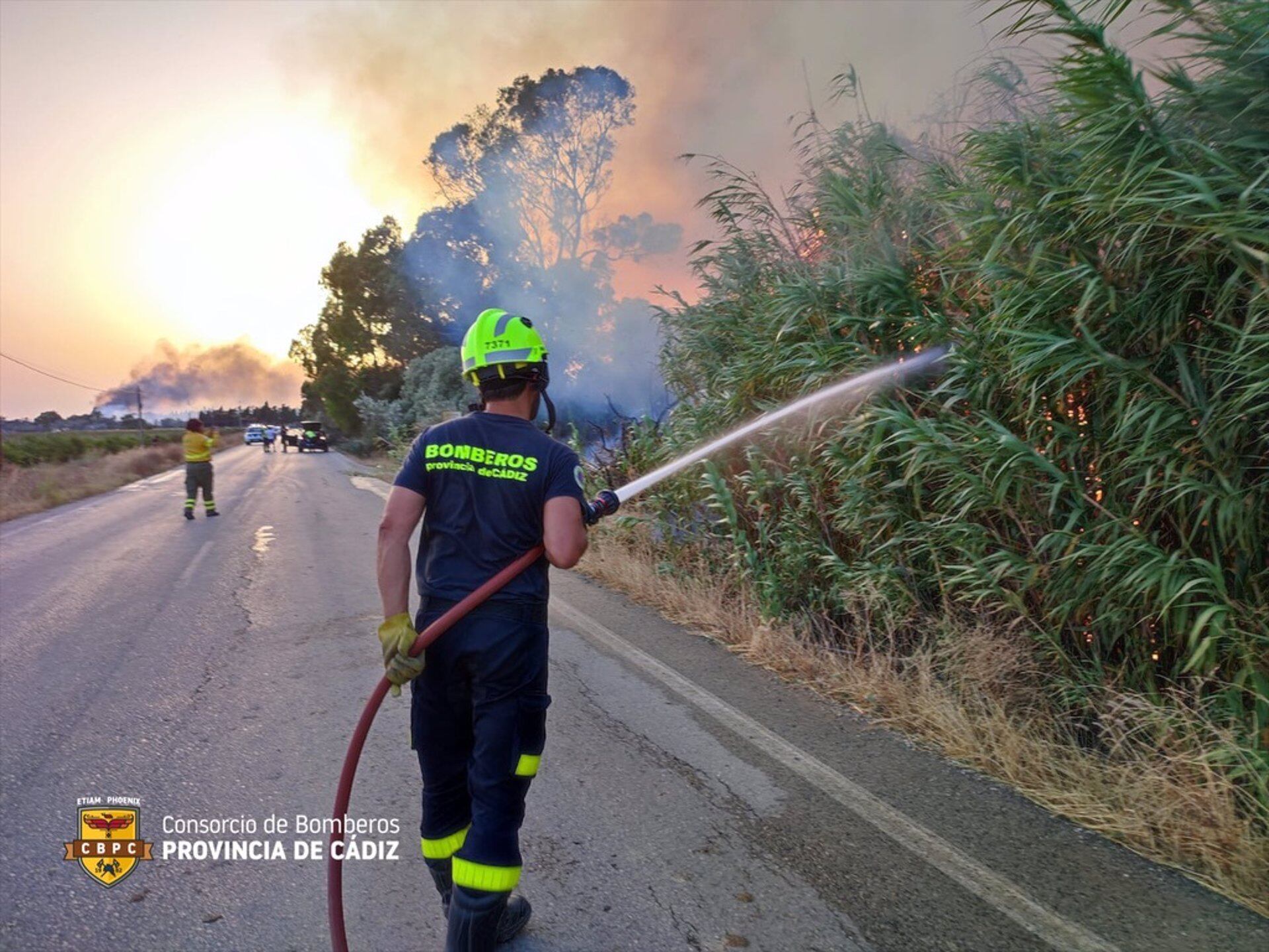 Un efectivo de Bomberos en el incendio de Jerez