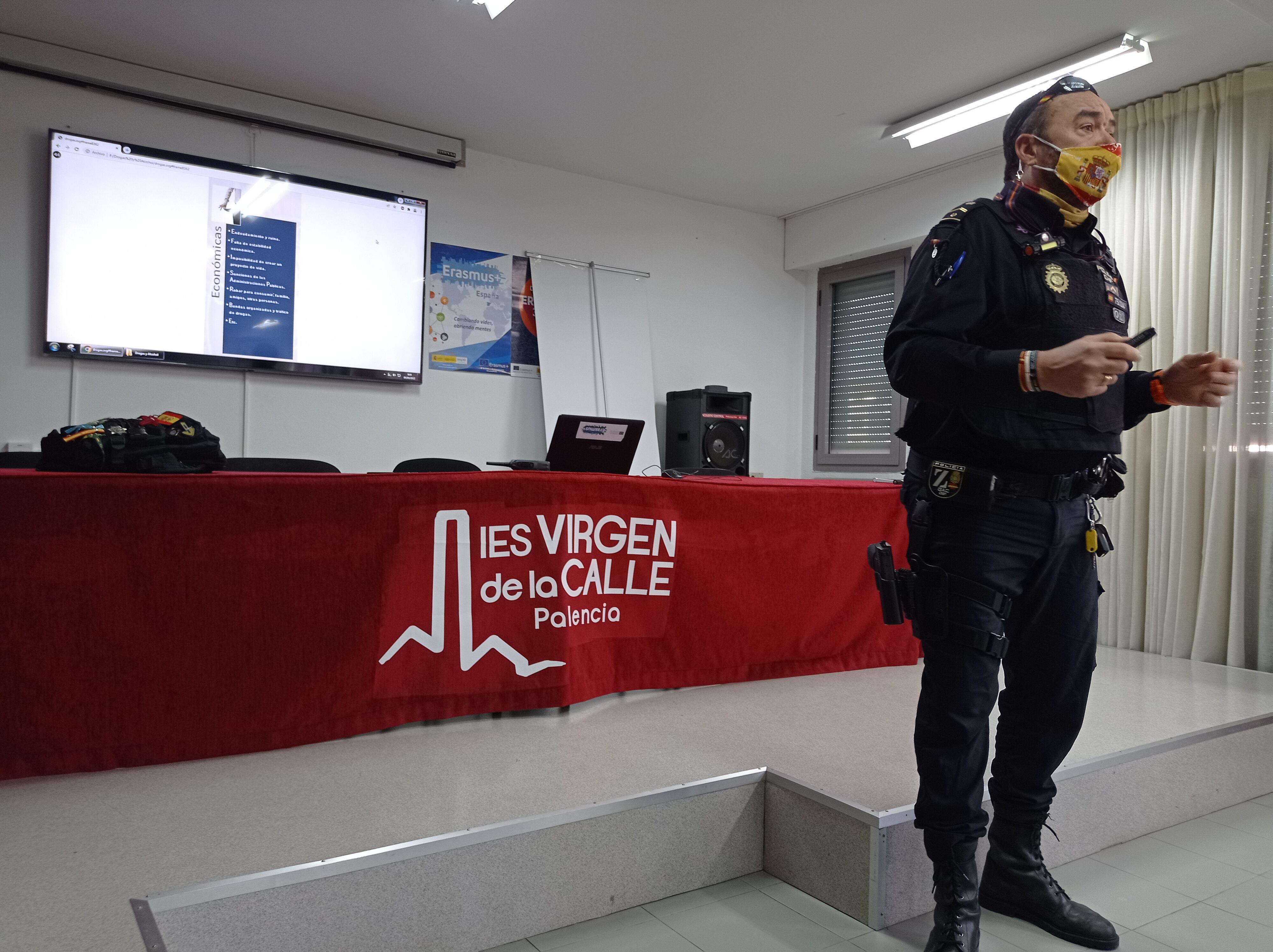Intervención del Subinspector de Policía en el IES Virgen de la Calle