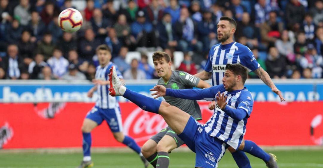 Calleri intenta llegar a un balón.