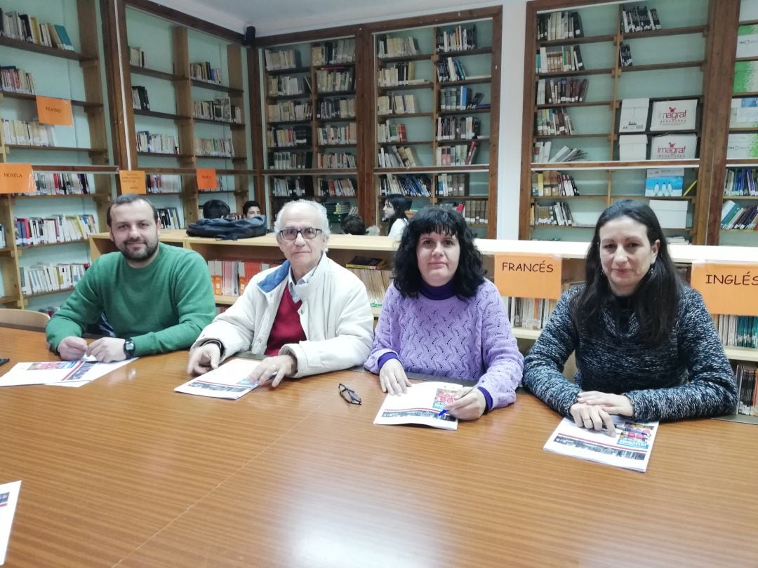 El estudio lo han presentado varios miembros del Observatorio Social de Ronda en la biblioteca del I.E.S. Pérez de Guzmán