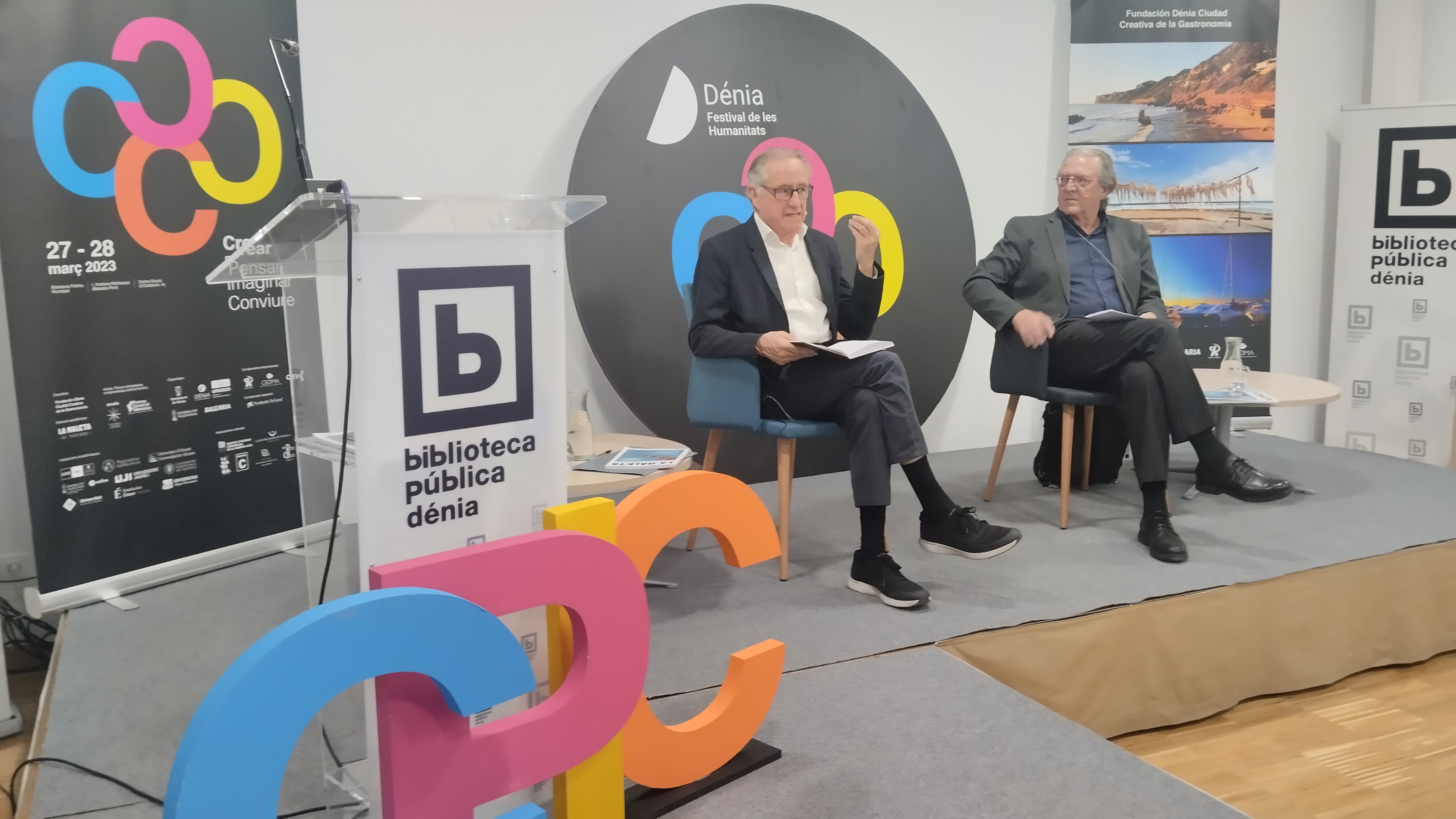 Josep Ramoneda (izqda.)  y Joan Romero (dcha.), durante la presentación del monográfico de la revista &#039;La Maleta de Portbou&#039;.