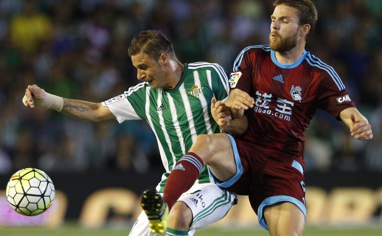 Joaquín e Illarramendi pugnan por un balón en el Betis 1 - Real Sociedad 0.