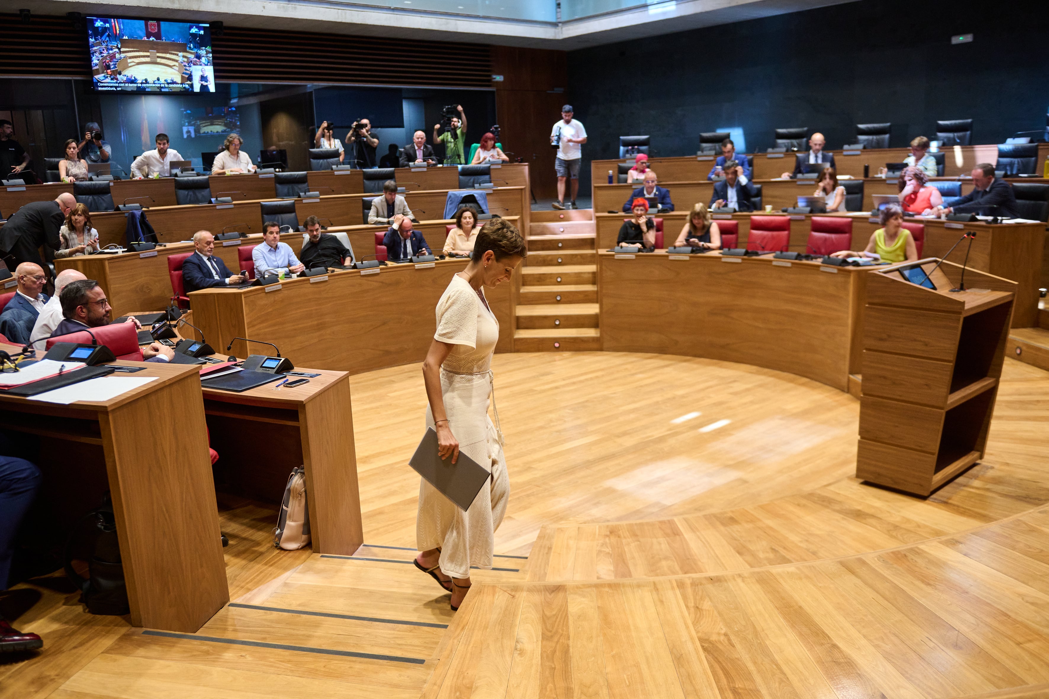 María Chivite acude al atril del Parlamento en el debate para lograr la investidura