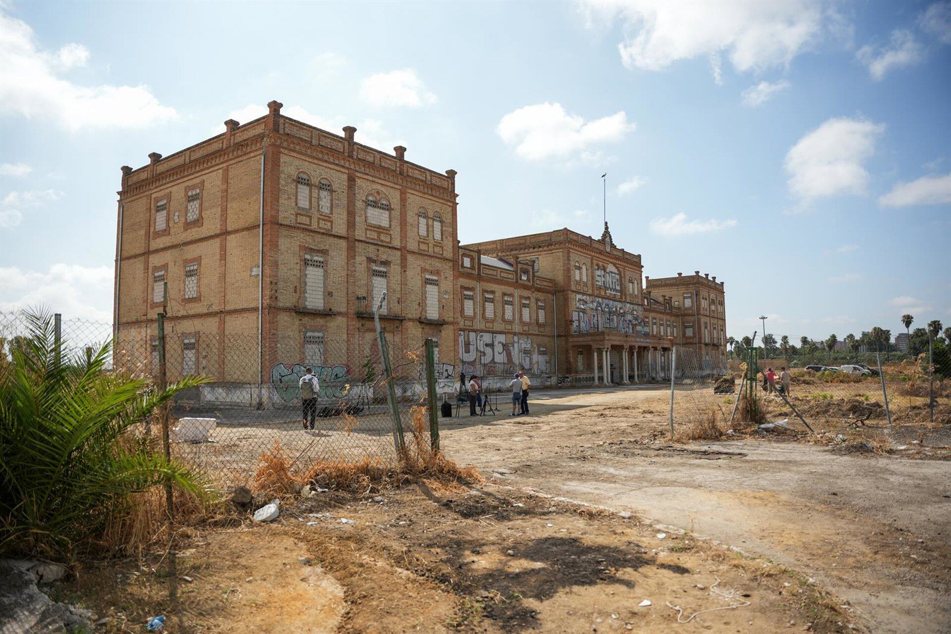 11/07/2025 Solar del antiguo cuartel de Artillería 'Daoiz y Velarde'. A 11 de julio de 2025, en Sevilla (Andalucía, España). La vicepresidenta primera del Gobierno y ministra de Hacienda, María Jesús Montero, atiende a los medios al inicio de una visita al solar del antiguo cuartel de Artillería 'Daoiz y Velarde', donde se construirán viviendas de precio asequible.
POLITICA
María José López - Europa Press