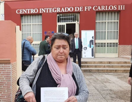 La madre de una alumna del centro, María Martínez, denunció que no se había notificado la visita del Gobierno de Murcia a los padres