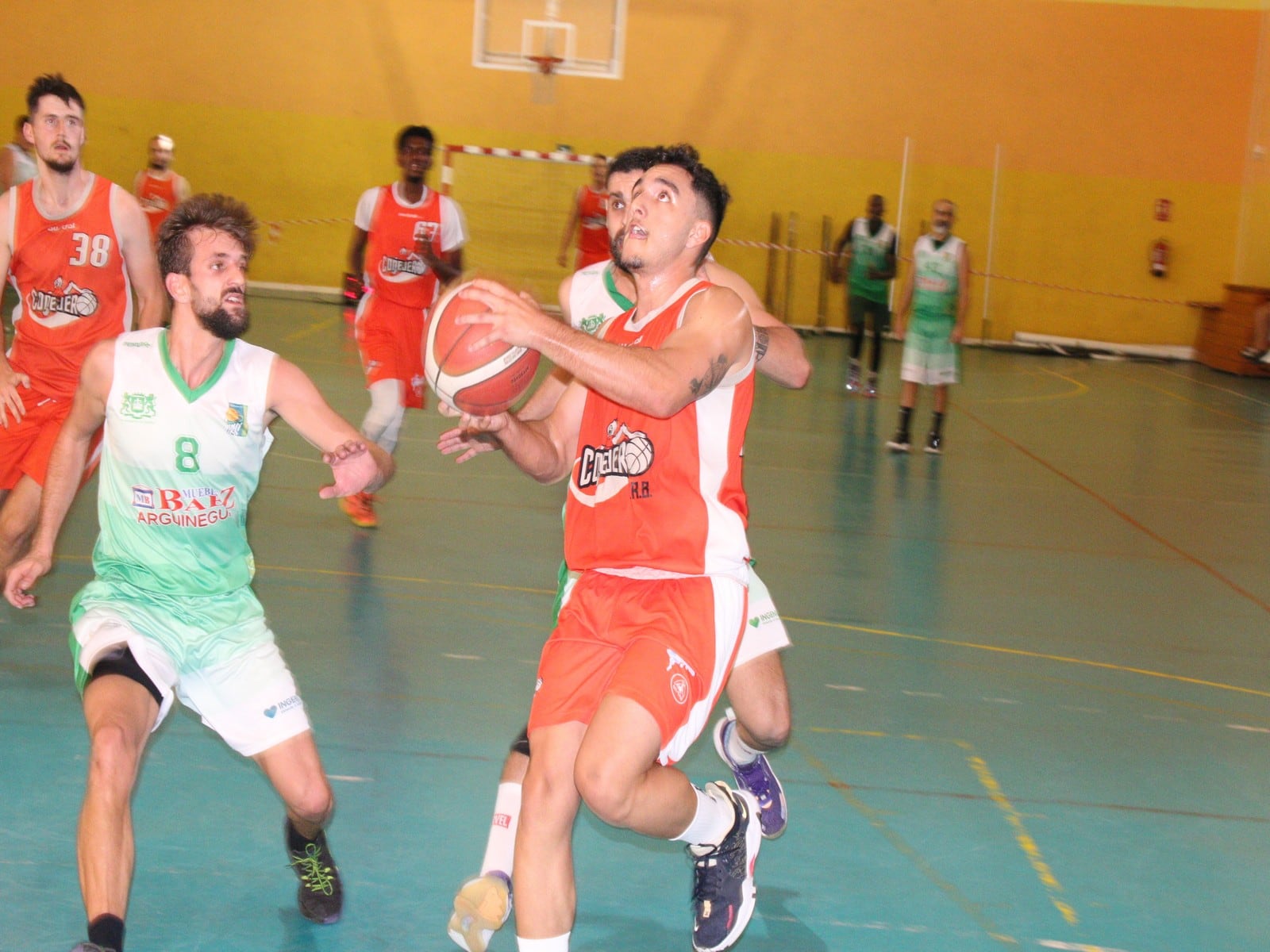 Uno de los jugadores del Aloe Plus Lanzarote Conejeros intentando la canasta.