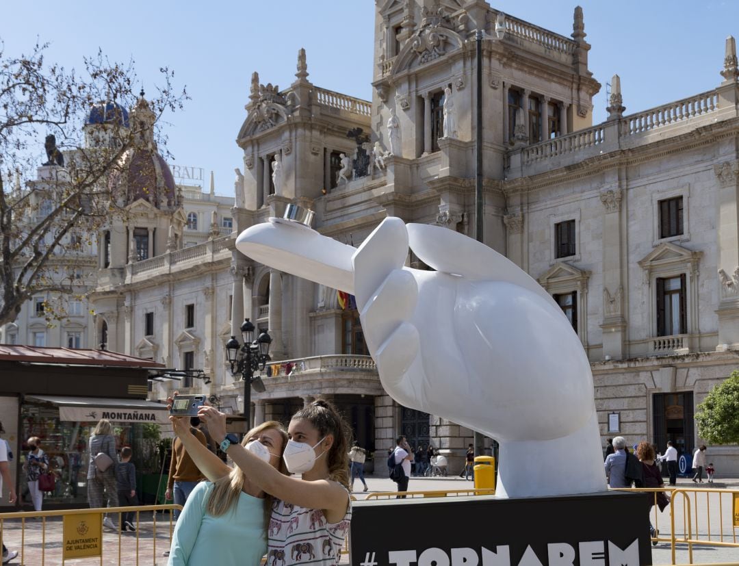 Vista del caldero encendido en recuerdo de la cancelación de las Fallas con el hashtag, #tornarem (volveremos). 