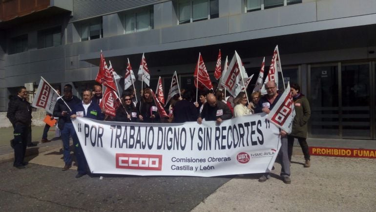 Los trabajadores se han concentrado a la puerta del Hospital