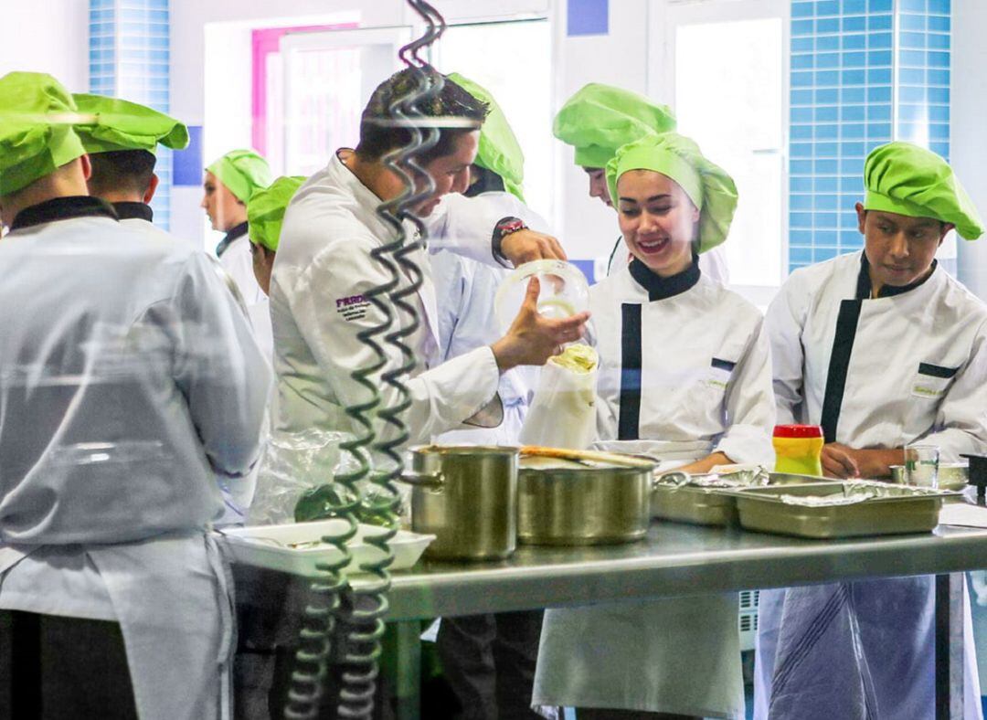 Alumnos de la Escuela de Hostelería Simone Ortega