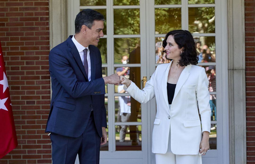 El presidente del Gobierno, Pedro Sánchez, recibe a la presidenta de la Comunidad de Madrid, Isabel Díaz Ayuso