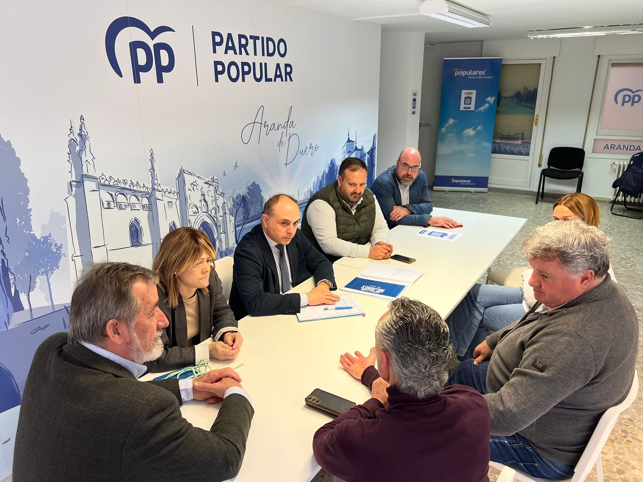 Los representantes del PP escuchan al presidente de la Ruta del Vino Ribera del Duero, Miguel Ángel Gayubo