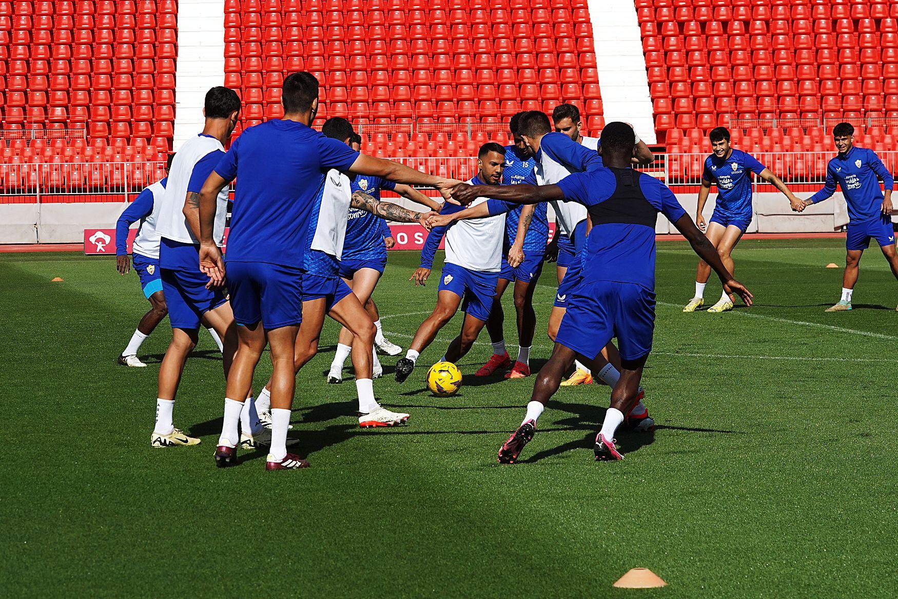 El último entrenamiento de la plantilla rojiblanca antes de viajar este mismo domingo a San Sebastián, vía Vitoria.