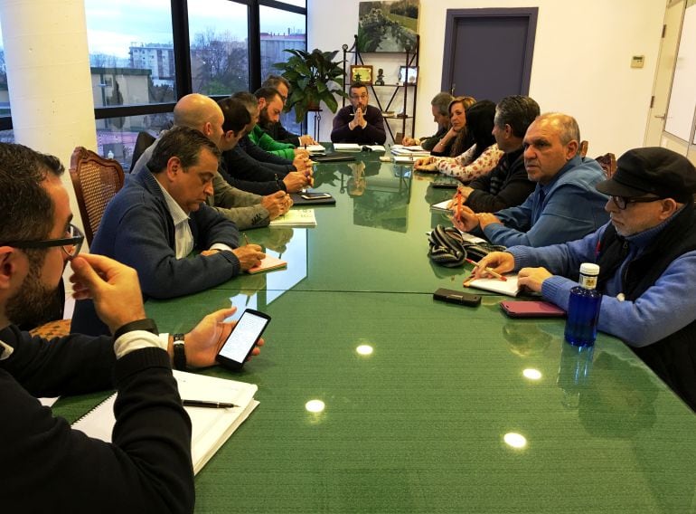 Gobierno local y sindicatos, en una de sus reuniones en el Ayuntamiento de La Línea.